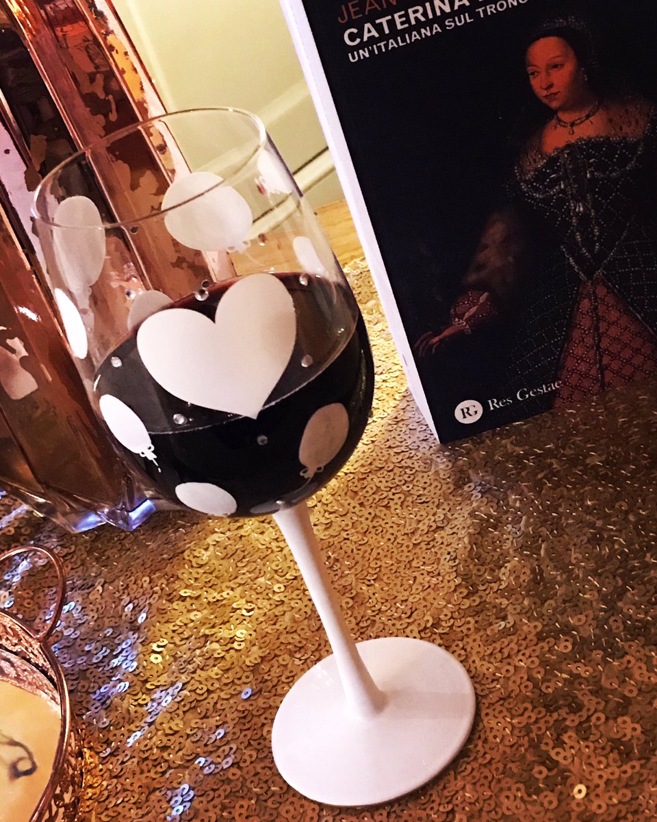 cinziamastantu1's tweet photo. Continuo a credere nella bellezza.
Nella bellezza di un bel libro, nella bellezza di un buon calice di vino, nella bellezza della domenica sera.
Resisto.
#quantabellezza https://t.co/0lABYWYxHv