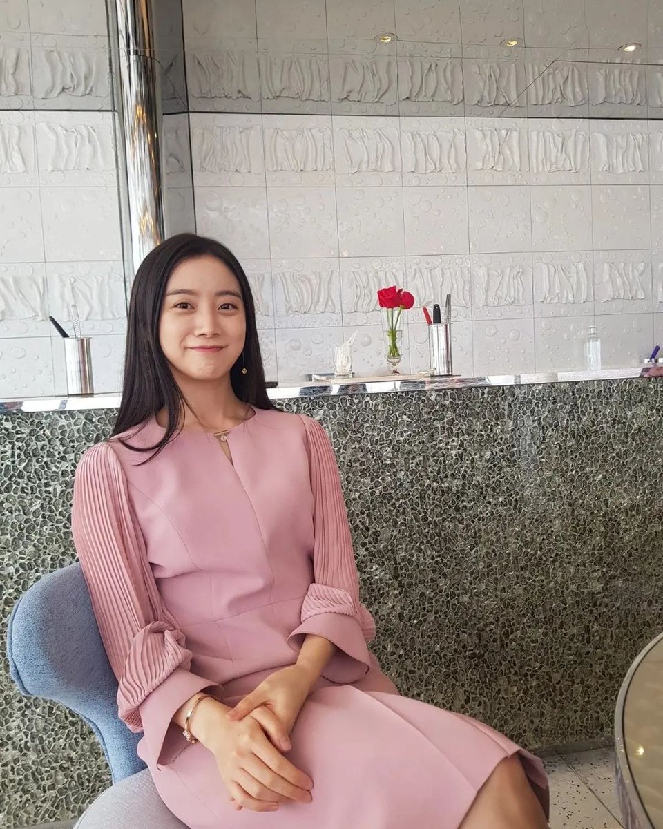 liminsta's tweet photo. 220319 IG post

So when and how to lose weight...? Hahahahahaha -10kg to go! Yay...NOT!

#HYERIM #혜림 https://t.co/4ZPQYP6df7