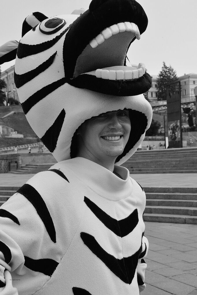 Cuddly Kyiv
hixposure.co.uk/cuddly-kyiv
#streetphotography #photojournalism #travelphotography #travel #art #photography #streetshot #streetscene  #Nikon #hixposure #streetphotographer #streetphoto #photojournalist #travelog #Ukraine #portraits #people #Kyiv #Kiev