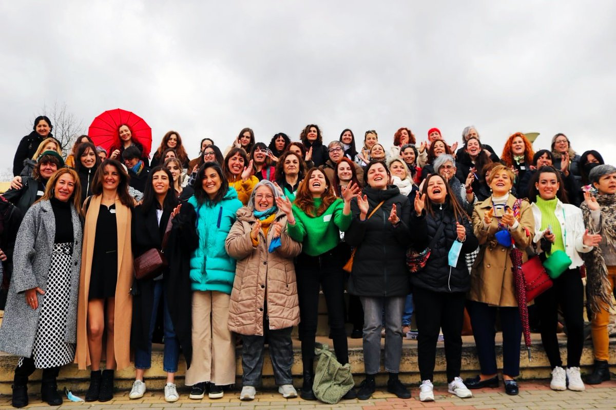 Alicia_Torija_L's tweet photo. Domingo de análisis. Con  la inteligencia colectiva llega mucho más lejos. Cerebros y corazones juntos para llevar aún más lejos los #retosFeministas 💪🏽🌻💚 https://t.co/ZsxG18Go1j