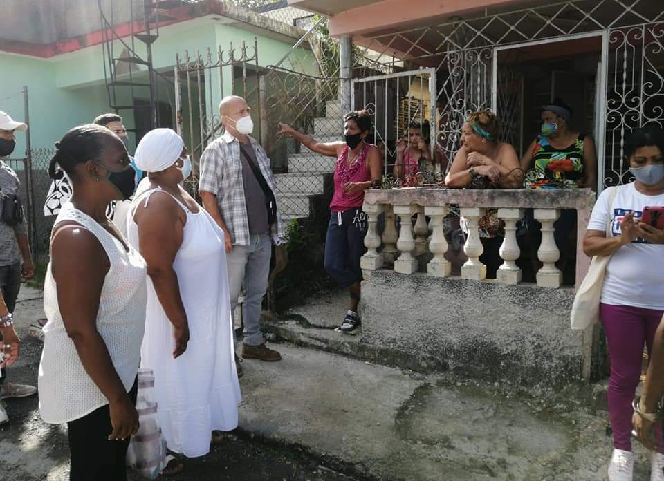 GHNordelo5's tweet photo. En esta mañana de domingo recorrimos el Volpe, de La Güinera, en Arroyo Naranjo, y estuvimos intercambiando con vecinos. Mucho se ha trabajado en La Güinera. Mucho hay que trabajar. #Cuba #CDRCuba #PoderPopular #SomosDelBarrio https://t.co/ndsOsZrVCi