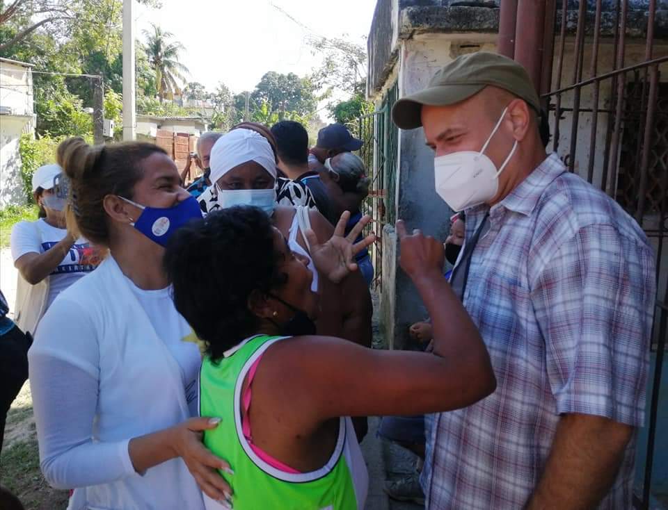 GHNordelo5's tweet photo. En esta mañana de domingo recorrimos el Volpe, de La Güinera, en Arroyo Naranjo, y estuvimos intercambiando con vecinos. Mucho se ha trabajado en La Güinera. Mucho hay que trabajar. #Cuba #CDRCuba #PoderPopular #SomosDelBarrio https://t.co/ndsOsZrVCi