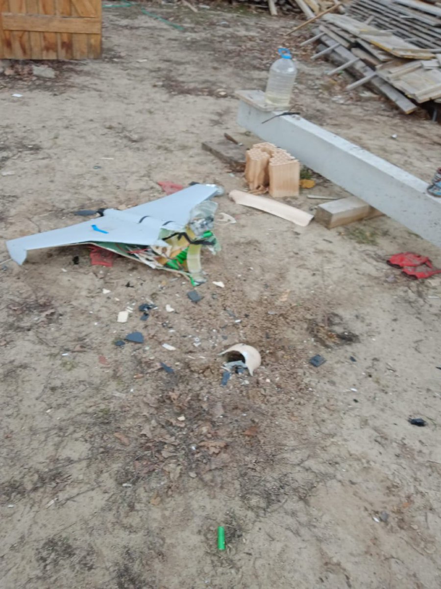 Updates_UA's tweet photo. Another crashed Russian “KUB-BLA” loitering munition (suicide drone) which failed detonate and probably failed to reach its target in Kyiv oblast. 

#Russia #Ukraine https://t.co/rcaFYHpn5x