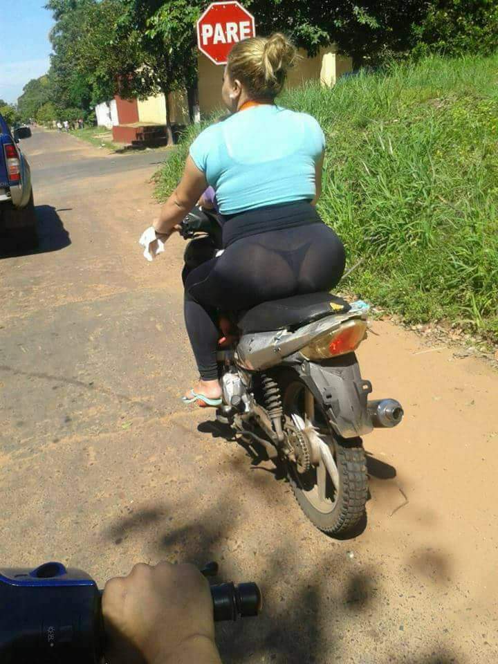 Como pío así señora, sin casco..!?