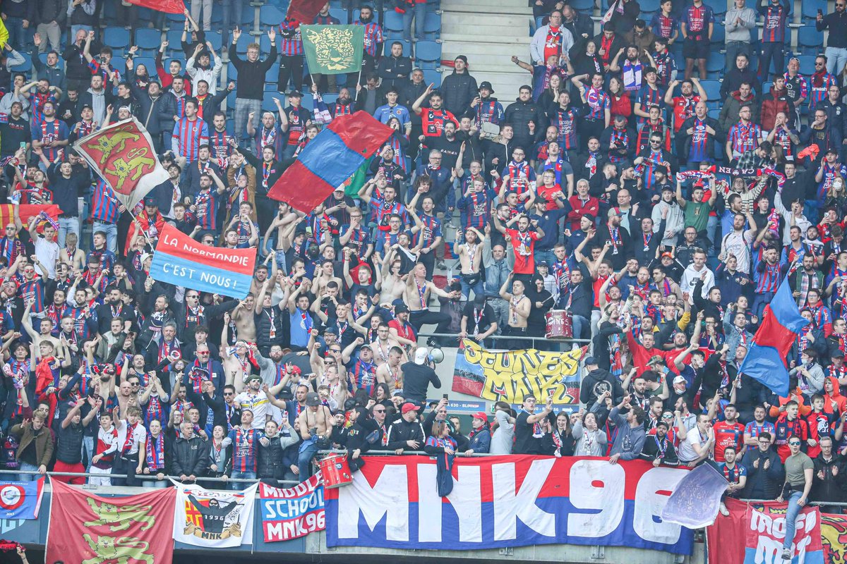 SMCaen's tweet photo. Victoire sur le terrain et dans les tribunes face au @HAC_Foot 🔥 

Merci aux 1 500 Caennais présents à Océane hier après-midi ❤️💙 

#SMCaen #TeamSMC #HACSMC https://t.co/VrWxrw5sGk