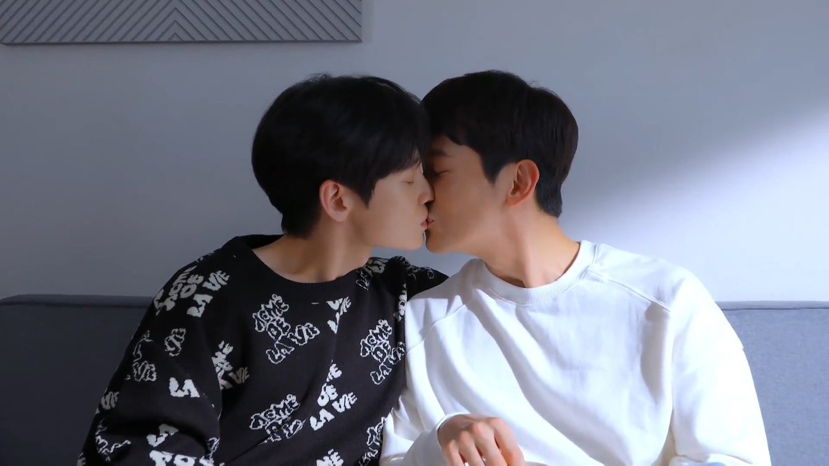Konoya08's tweet photo. 💃🏻Happy ending~ Lovely couple for this series.
#FirstLoveAgain #FirstLoveAgainEP6 #yaoi #Blseries #boyxboy https://t.co/gxrxMhLNAA