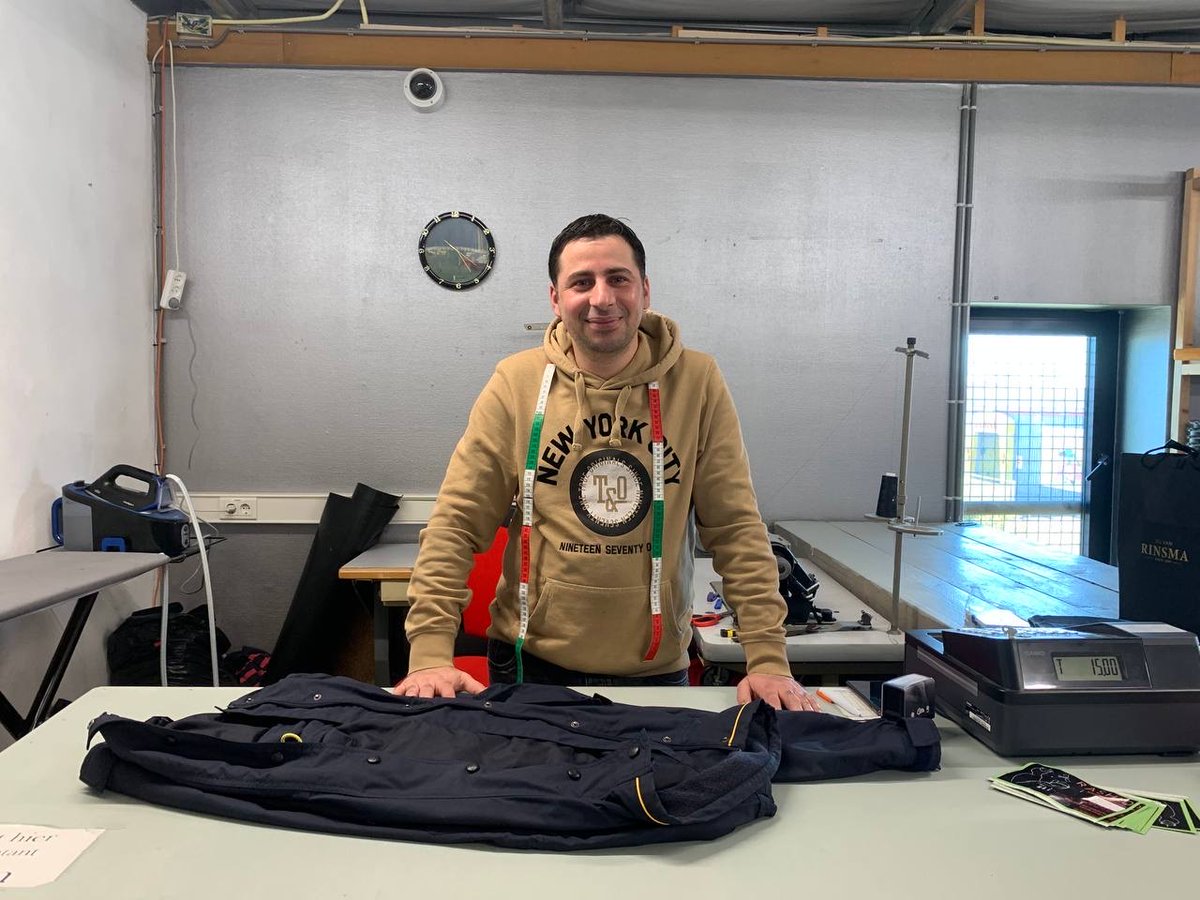52Dorpen's tweet photo. Gisteren waren Ruben Heijloo en Sacha Kraan op locatie in kringloopwinkel GoudGoed in #Winsum om te filmen. Hier heeft Rashid Mostafa, oorspronkelijk uit Syrië, een klein eigen winkeltje, waarin in hij kleding repareert. Film binnenkort te zien #52Dorpen #HetHogeland https://t.co/vxVjI7JHeO