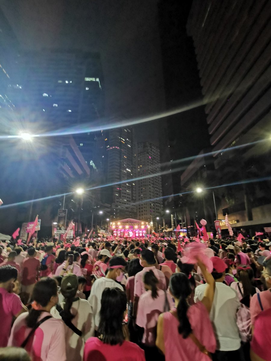 Maddybambi's tweet photo. Ginabi na for Leni #PasigIsPink #PasigLaban https://t.co/wZpTjb1S8T