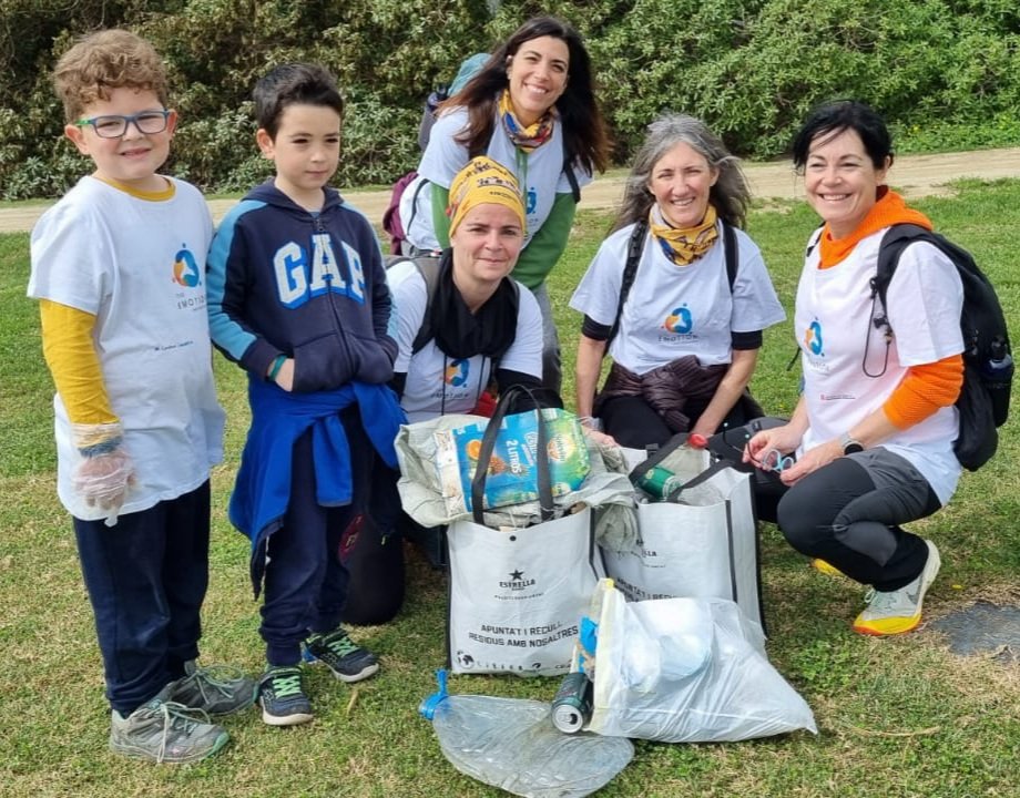 HistoriesdVida's tweet photo. Hem recollit un munt de brossa en el recorregut de la #MagicLineSJD de Badalona a la Barceloneta.
El #TeamEmotion d'#Històriesdevida col.laborant a la caminada solidària! Les coses grans comencen amb passos petits..💛
@pfi_edu @educaciocat @catFPx https://t.co/RQ6ZafTLPc