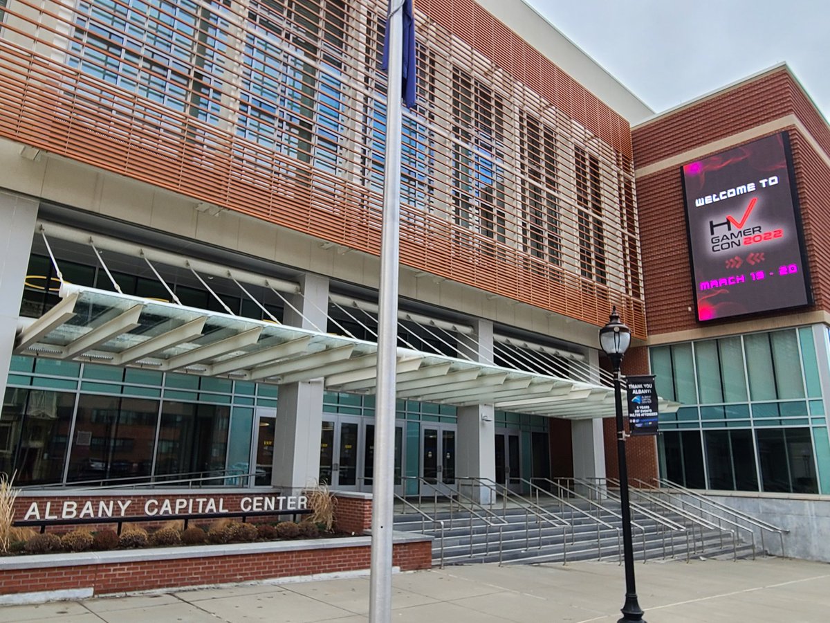 Hail_Monkeyman's tweet photo. Getting to enjoy a couple hours of Day 2 at #hvgamercon, this time from the crowd! @Orbital_Casting and @TheN3rdyBird are killin' it! ๐ค
Also had a nice walk in Albany on the way! I love old school architecture. https://t.co/8jfffC6ILd