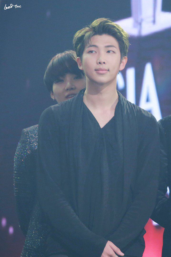 joonieStanner's tweet photo. Lil meow meow behind joonie💜
#NAMJOON #JOON #joonie #rm #kimnamjoon #BTSRM #BTS #Namgi #SUGA #BTSSUGA #YOONGI https://t.co/Ggnqeoq46Y