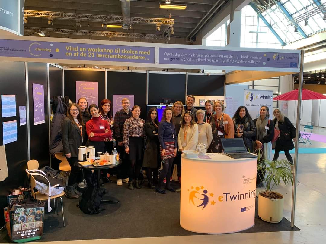 ShhadehMaha's tweet photo. A time well spent at Lærfest København!
Having the chance to visit #laerfest an annual exhibition in Copenhagen, Denmark!
#copenhagen #Denmark
@etwinningplus
#eTwHybrid
#eTwinningDK @Carolineghos https://t.co/FxQaKlsbcg https://t.co/RqaDEUODSb