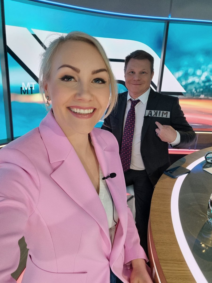 EmmaKimilainen's tweet photo. Finnish Viaplay @f1 studio is ready for Bahrain GP! Ennakkostudio klo 16, kisa klo 17! 
@Vsportsuomi 
@ViaplayUrheilu
#viaplayf1fi #viaplayf1 #bahraingp #f1 https://t.co/rBZIKmCcze