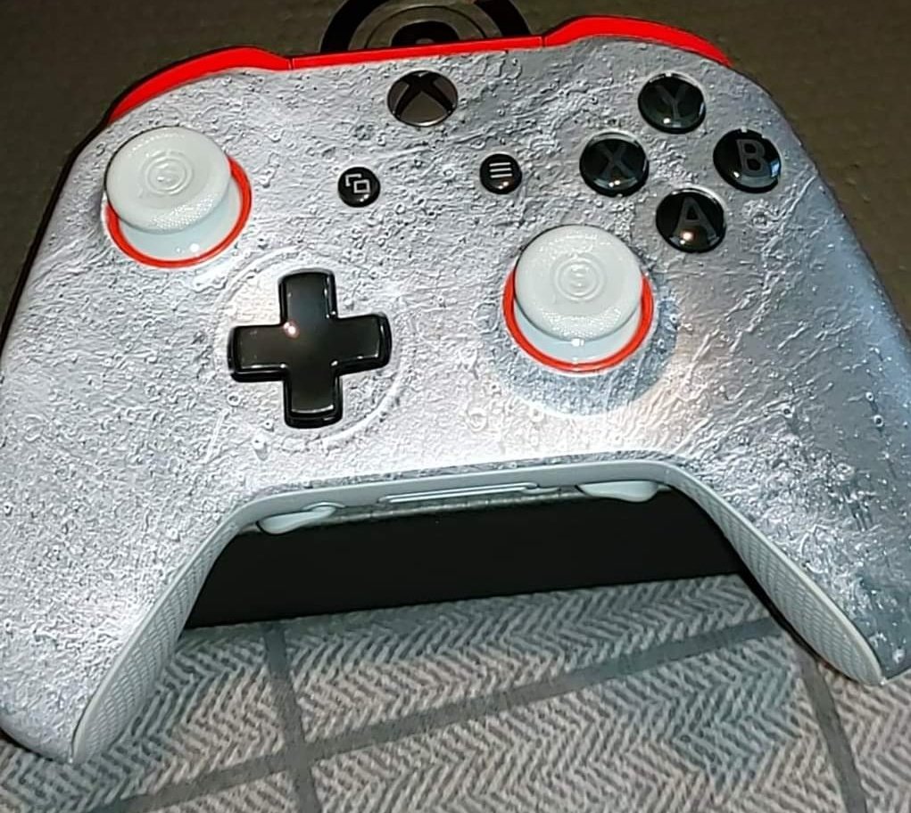 CWZorg's tweet photo. 🚨GIVEAWAY🚨

Reluctant to give this away.. paid £240 for this a few months back and its just sitting collecting dust😞

Thumbsticks and Rear Grips have been worn down to usage.

❤ Like
♻️ Retweet
🐦 Follow 
TO ENTER!

Winner announced in exactly a week from today��

More info👇 https://t.co/eJxRo9NZjm