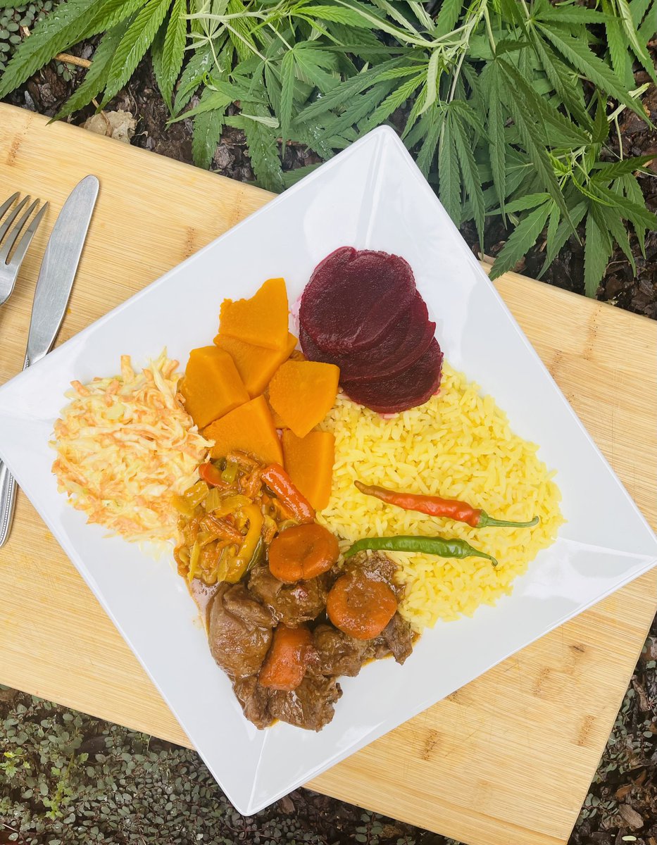 NevariMpho's tweet photo. Sunday Lunch served
Nothing hectic, chill beef stew and rice
#Chef_Bluza
#Magickitchen https://t.co/JSUEPUwhWt
