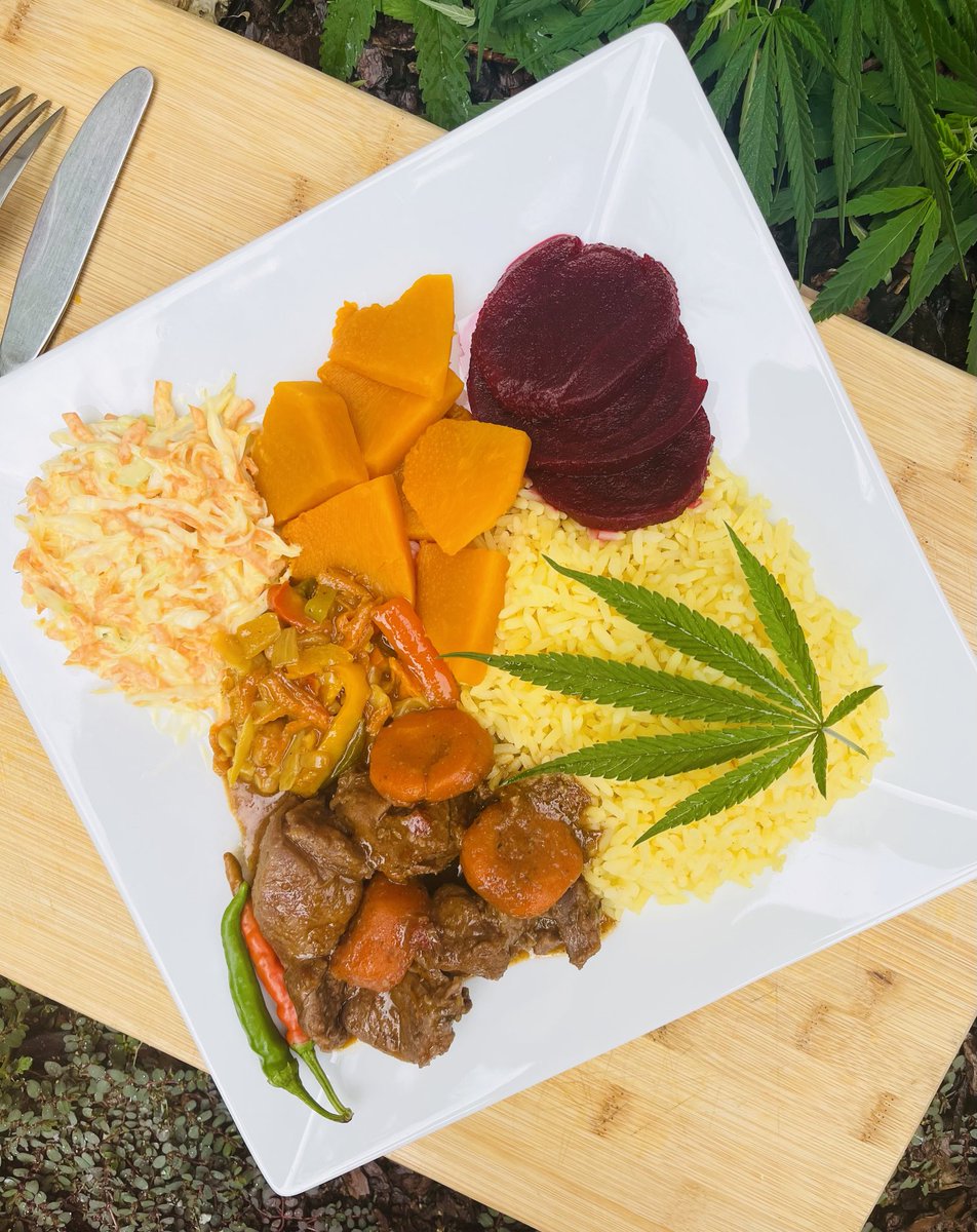 NevariMpho's tweet photo. Sunday Lunch served
Nothing hectic, chill beef stew and rice
#Chef_Bluza
#Magickitchen https://t.co/JSUEPUwhWt