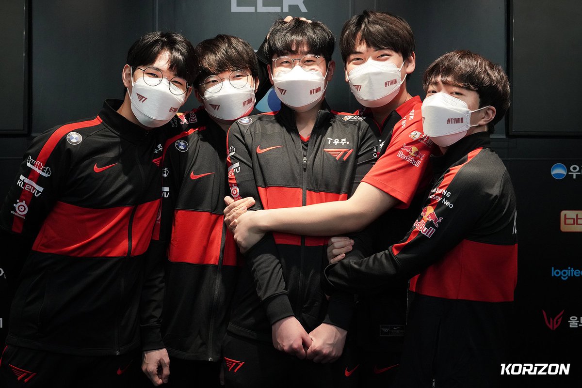 AshleyKang's tweet photo. The @T1LoL family photo tradition continues https://t.co/bmLuqiZ5kR