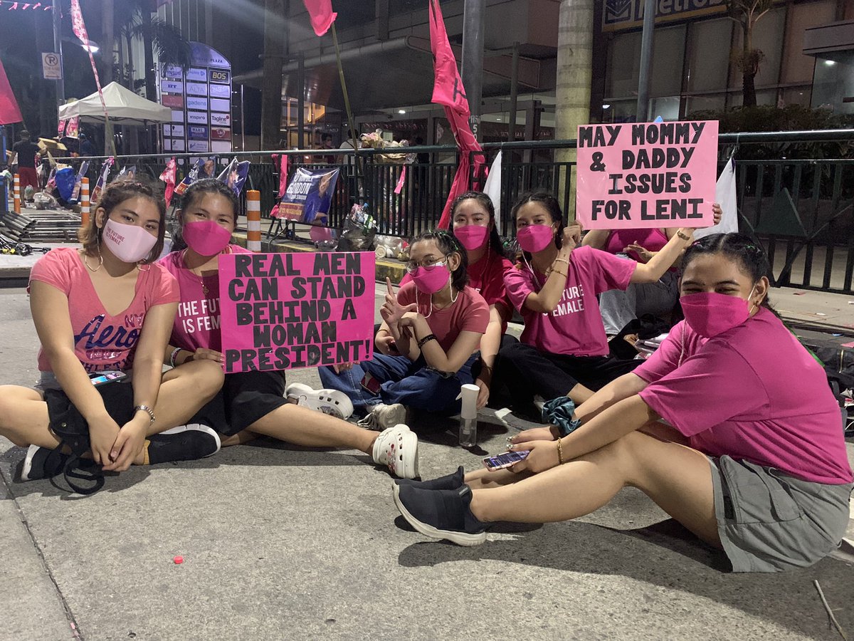 abbieduazo_'s tweet photo. Pagod pero nandito pa rin. And… kaway kaway daw po sa mga may mommy and daddy issues. 💓

#PasigIsPink #PasigLaban https://t.co/UkW2PR5gcE