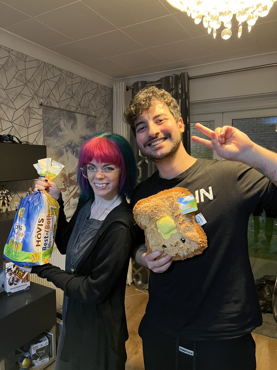 TheSleepyKnight's tweet photo. “I met @Grandpa_Trout in person for the first time and we exchanged bread” 🤔😂🍞 https://t.co/0lHdiFtWYS