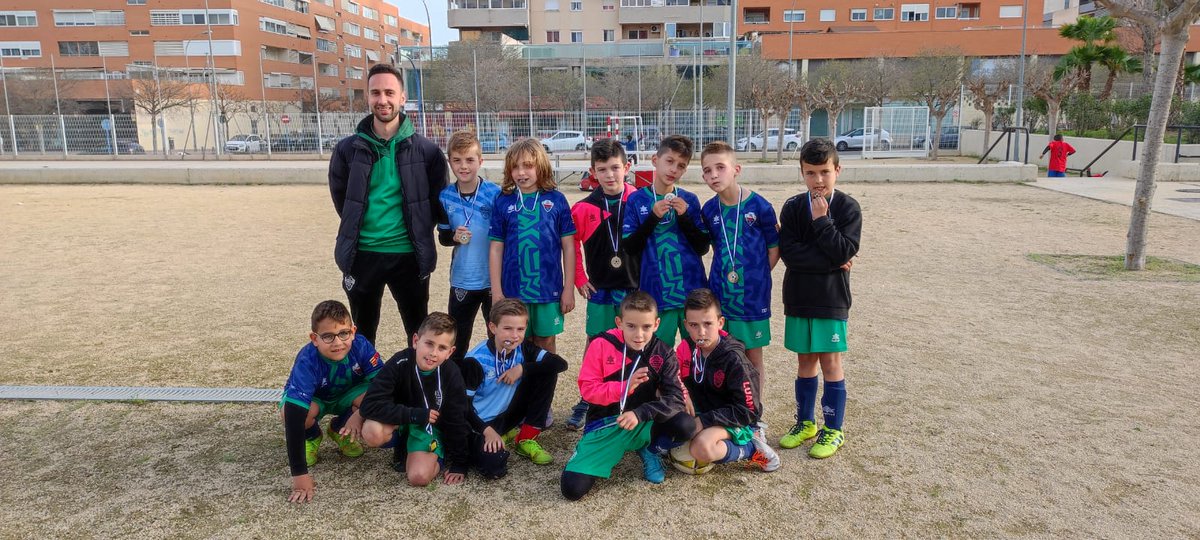 CDPABLOIGLESIAS's tweet photo. 📸 Benjamín B ayer sábado en el V Torneo Benéfico “AFA” de Fútbol Base organizado por la Asociación de Alzheimer de Alicante. 💚💙
#cdpabloiglesias #benjamines #torneos #torneobenéfico #AFA #fútbolbase #elche https://t.co/pEwVYz73mq
