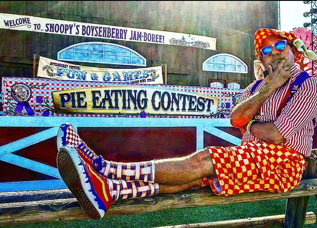 Thinking about SABOTAGING ( I mean joining) the Pie Eating contest today🤔
Should I do it?
🍇🥧
We will be in the park today
#KnottsBoysenBerryFestival #Knotts #KnottsBerryFarm #KnottsBearyTales #KnottsBearyTalesReturnToTheFair #TrioTech #Cosplay  #PeanutsCelebration #KnottsHotel