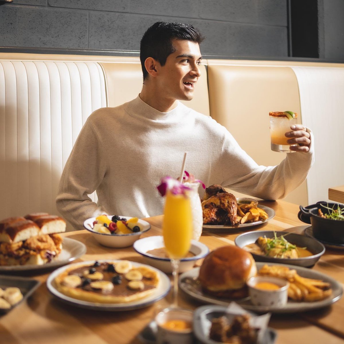 Welcome to Spring, Chicago! 
Why not start this Sunday off right with some bottomless Mimosas and Brunch.
Feel free to book a table or just walk in!
bit.ly/GoaReservations