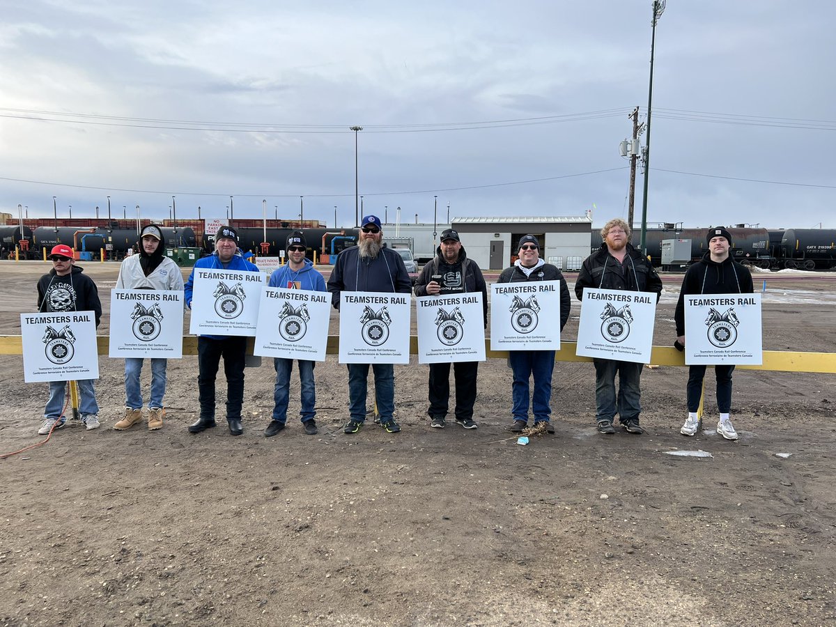 510Teamsters's tweet photo. Locked Out On Strike #cppensionholiday #protectourrest #greatestrailroadersintheworldworkhere https://t.co/bqq65jHBeV