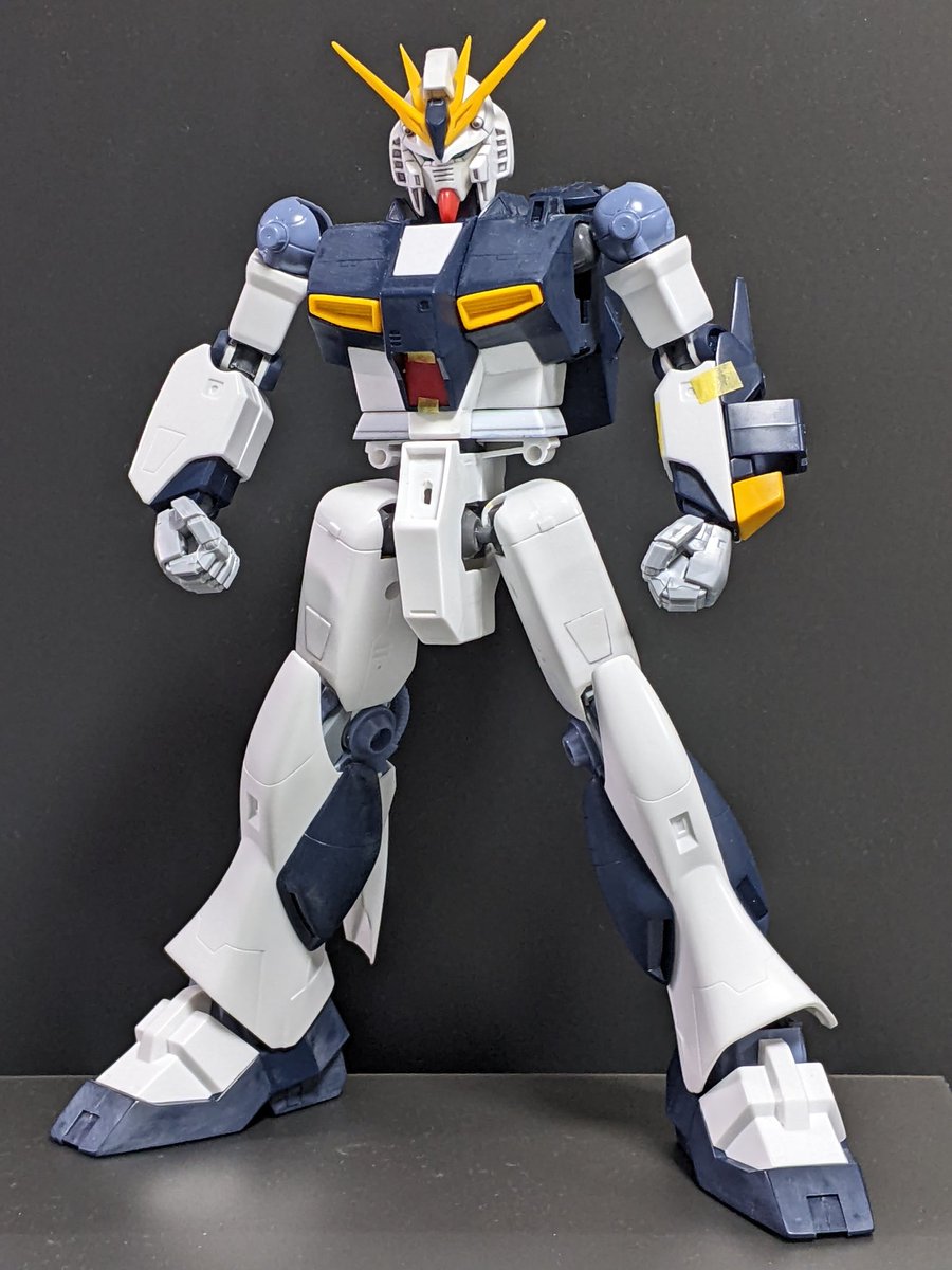 今日の旧1/100 νガンダム。 設定画のガワラ曲げ構造に挑戦してみました