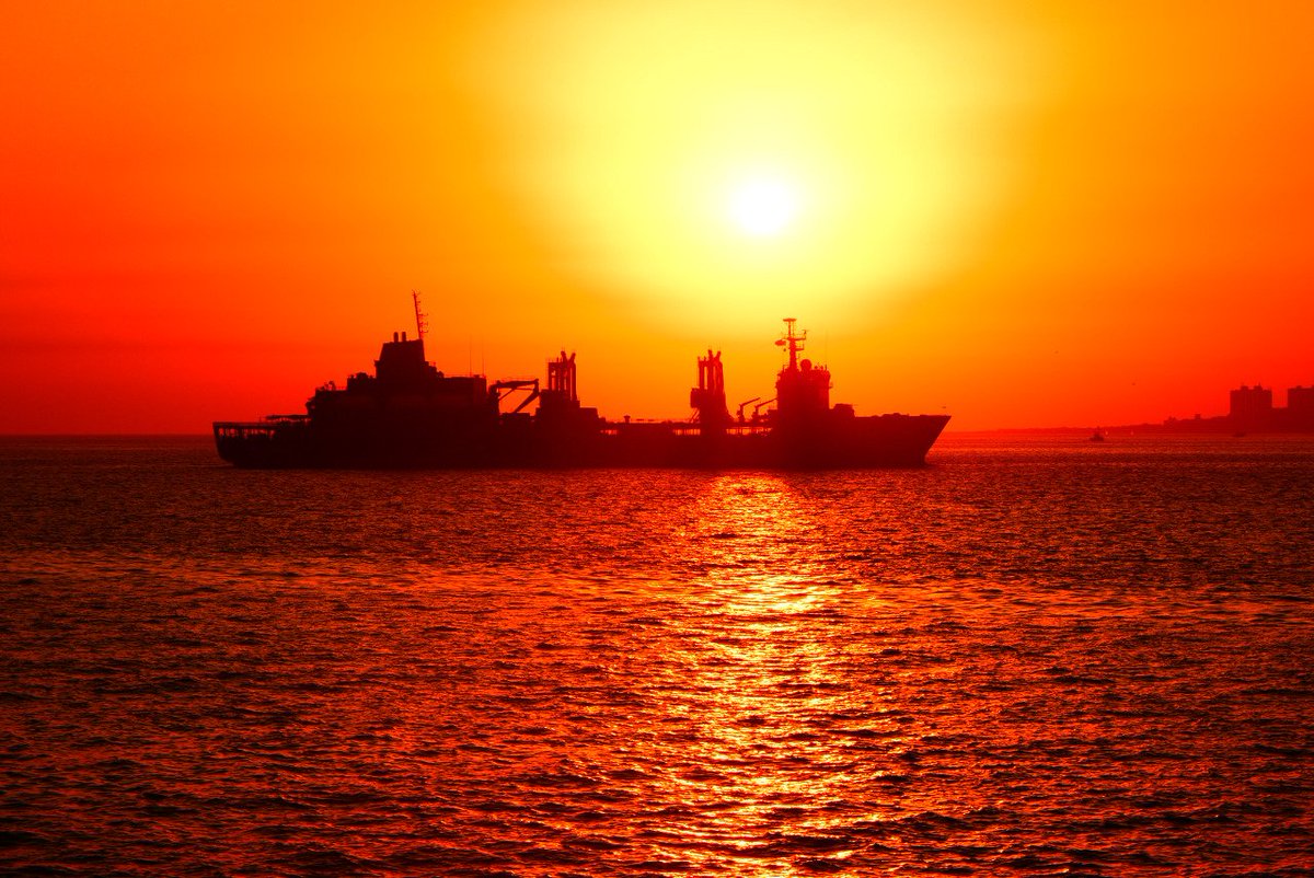 Sunset at Sea

#SundaySynergy
#IndianNavy 
#MilitaryLife
#NationalService
 @mygovindia