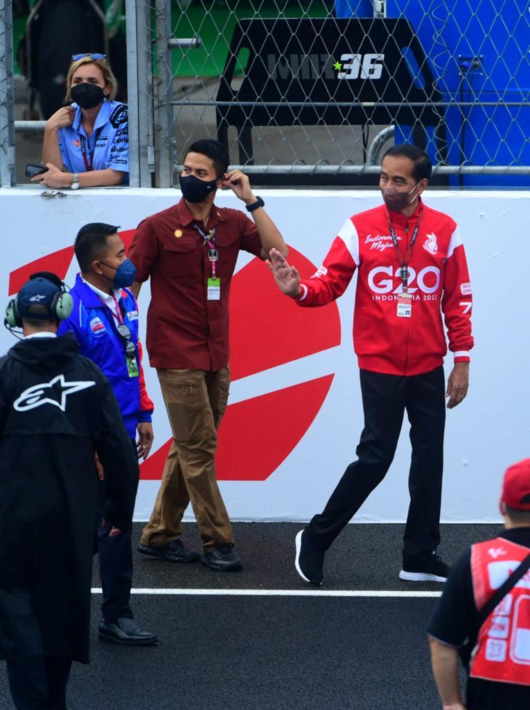 jokowi's tweet photo. Selesai sudah balapan MotoGP 2022 di Sirkuit Mandalika. Ada banyak yang bisa diingat dan diceritakan para pembalap, panitia, sampai penonton, dari balapan akbar dunia ini: dari suasana Mandalika, sirkuit yang indah, hujan menjelang balapan, sampai kejutan-kejutan di lapangan. https://t.co/9VXFyo9fSV