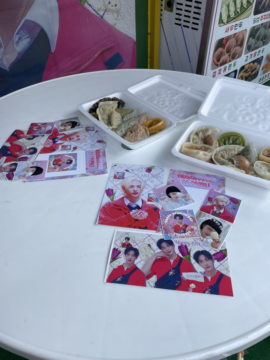 y42315's tweet photo. 현진이의 23번째 생일🥟❤︎
앞으로도 많이 많이 만두를 먹고 멋있는 무대를 보여줘!!
#우리집만두는_꽃길하이패스 
#happyhyunjinday
@Stray_Kids @jypnation @Bloomingmandu_ https://t.co/Uh3XGAEkS0