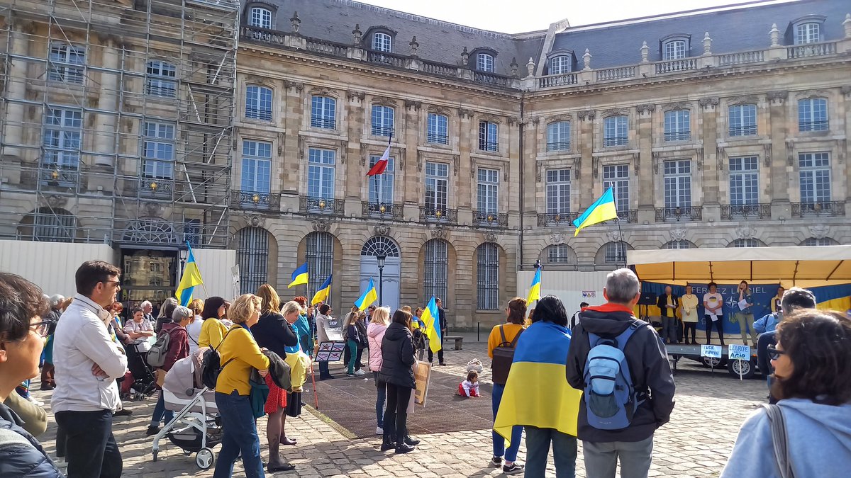 CatherineDarfay's tweet photo. Nouveau rassemblement pour 
L'Ukraine place de la Bourse à #Bordeaux. Pas la foule hélas. https://t.co/KJQuZEtPLf