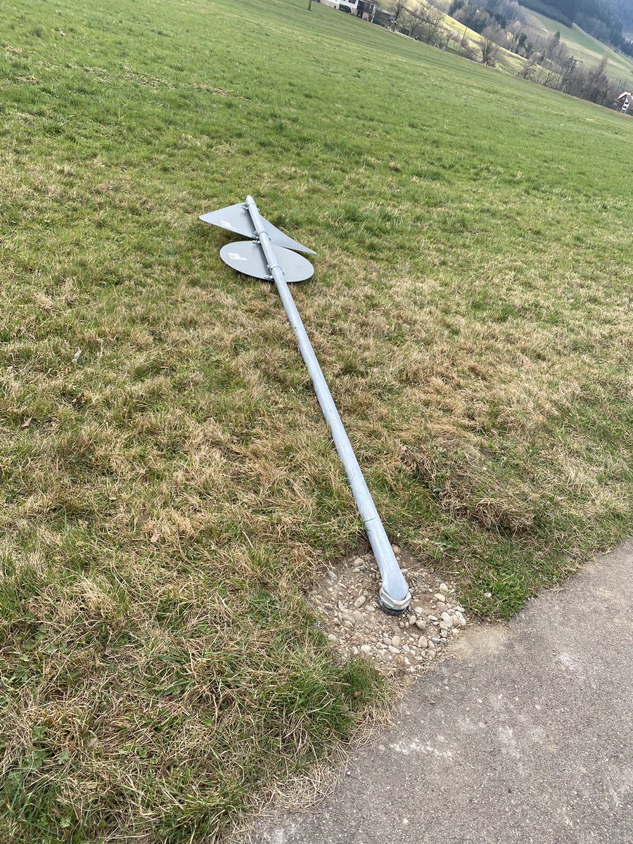 KaffeePause_LPS's tweet photo. #vandalismus in #Simonswald #Emmendingen 6 Tage hat das #30er Schild gehoben! @badischezeitung @PolizeiFR Heute Nacht wurde es umgelegt! Was nun!? 

Es wird wieder durch gerast wie sau! 🤬😡🤯 https://t.co/IjbZaA0Pgw