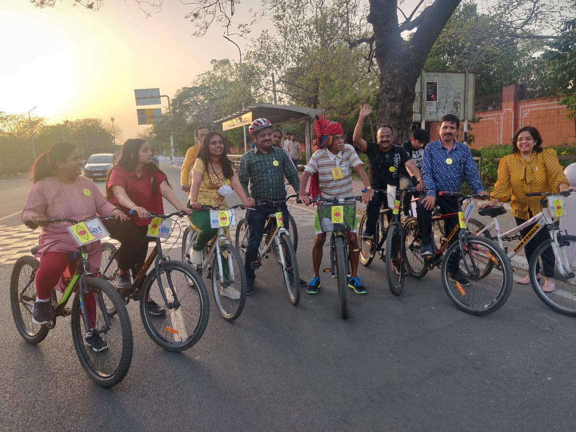 spicmacay's tweet photo. @drkiranseth today held a press meet in Jaipur about his All India #cycling plan later this year and then went biking in the city along with several volunteers as part of his campaign.

#CyclewithSPICMACAY https://t.co/bbt0LkSUcz