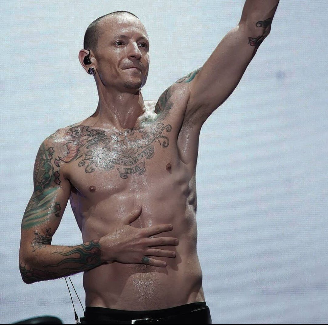 somewhereibelo4's tweet photo. HAPPY BIRTHDAY Chester ❤️❤️❤️❤️ i miss you so much , you‘re always in my mind . https://t.co/ki3Tahd4ry
