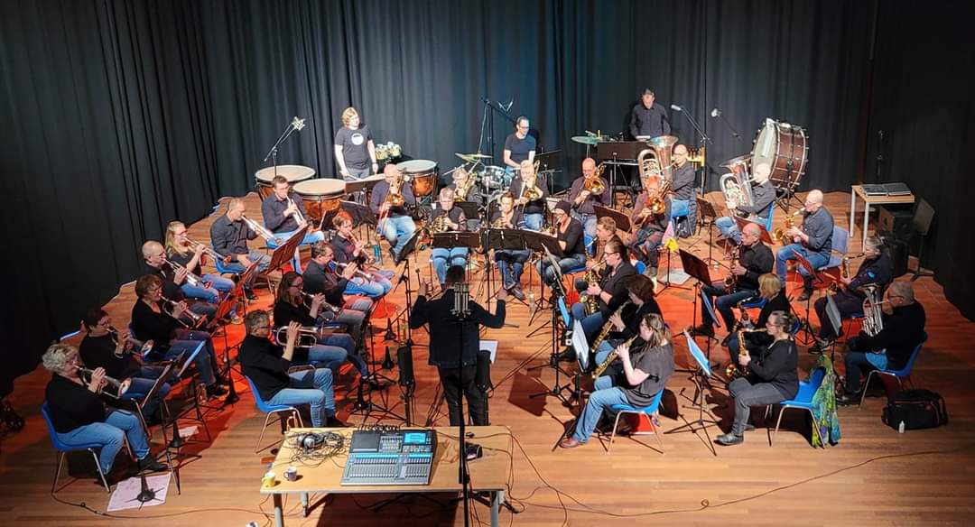 VCEWesterveld's tweet photo. Opnameochtend in De Plataan Meppel. Leuk project i.s.m. een zanger, danser en een percussionist. 

Op 20 april de première voor basisonderwijs en muziekverenigingen van  ZW-Drenthe in @DeTamboer. Mede mogelijk door: @gem_westerveld #cultuurcoachwesterveld #muziekakkoorddrenthe https://t.co/02Pn1fBAEi