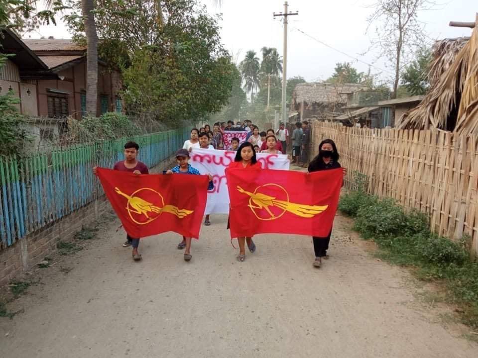 Residents from a village of Yinmarbin Twp, Sagaing staged a marching strike to against the #MilitaryDictatorship this evening. #2022Mar20Coup  #US_SanctionMOGE    #WhatsHappeningInMyanmar