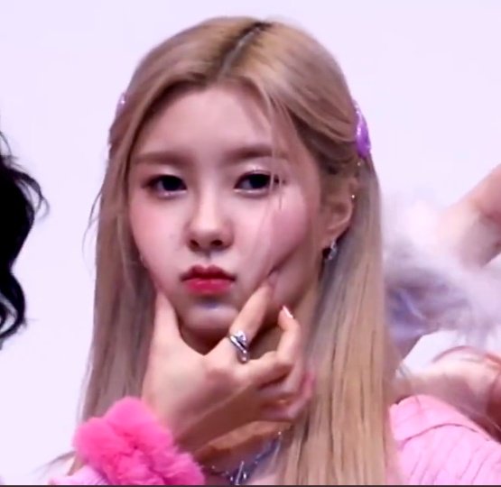 picskdayeon's tweet photo. https://t.co/W41egKCp3Y