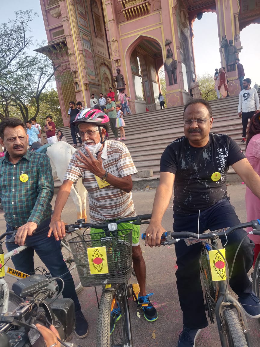 spicmacay's tweet photo. @drkiranseth today held a press meet in Jaipur about his All India #cycling plan later this year and then went biking in the city along with several volunteers as part of his campaign.

#CyclewithSPICMACAY https://t.co/bbt0LkSUcz