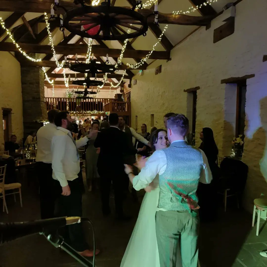 Ritchie_JFT's tweet photo. Good fun engery Wedding Function yesterday! @theroyalvalentines doing my job playing the beats and keeping them up on the dance floor! π always good to perform with these guys! π
#wedding #weddingfunction #functionband #functionbands #weddingband #livemusic https://t.co/5JwQEx1Q1R