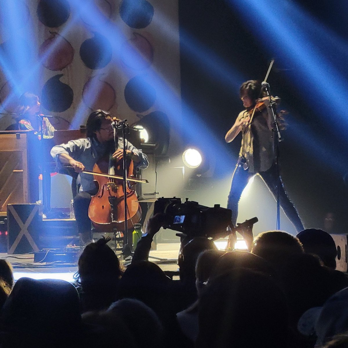 Watching @joekwon80 &amp; @TaniaE_Fiddle perform is purely artful!! #avettbrothers