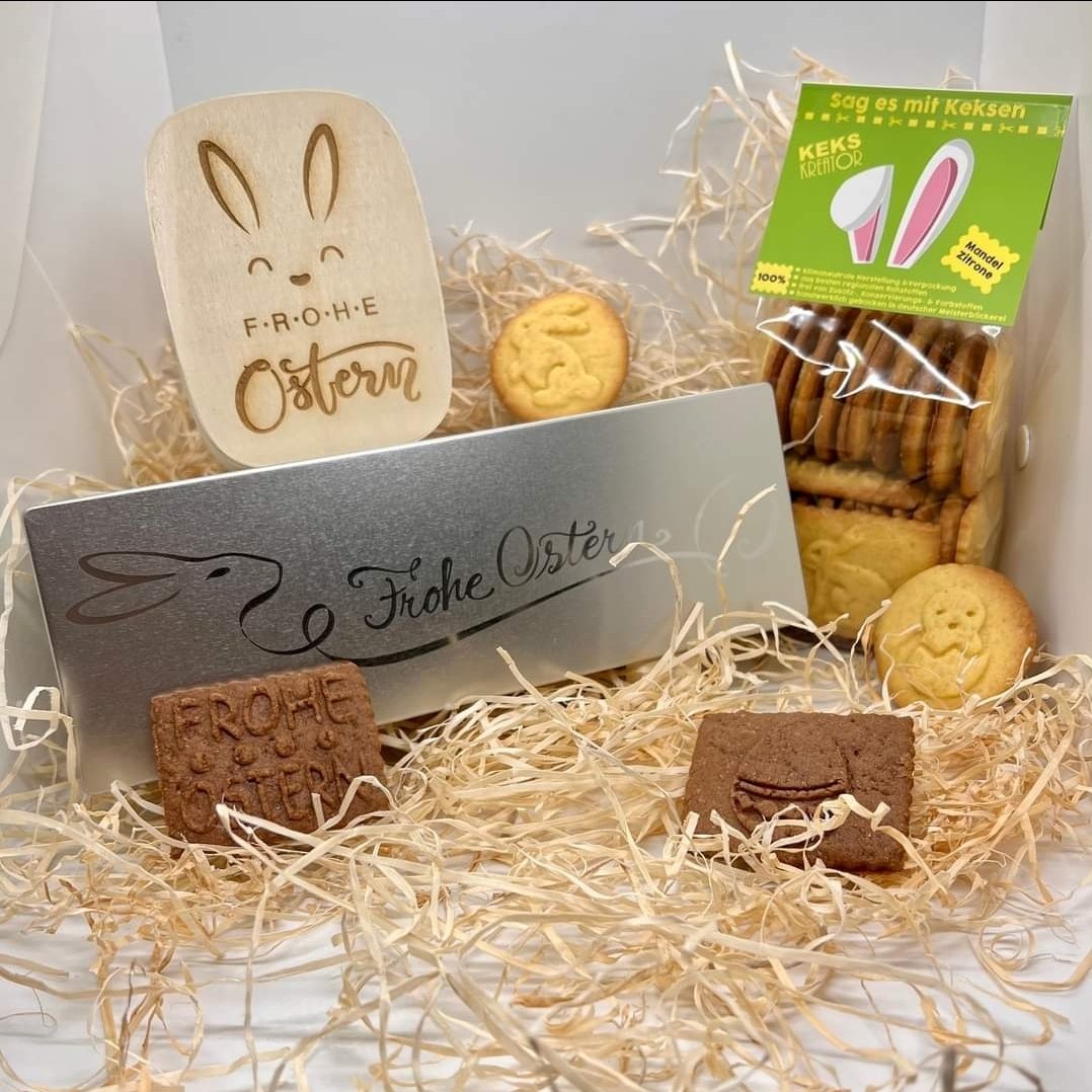 KeksKreator's tweet photo. Ostern rückt näher🐰🐣🍪
Und wir sind schon fleißig am Backen! Für euch haben wir dieses Jahr wieder ein paar neue Oster-Highlights gebacken, gepackt &amp; graviert. 
Nutzt unseren #Osterrabatt! https://t.co/2ygcd6qxZ4 https://t.co/woLS6pgcHg