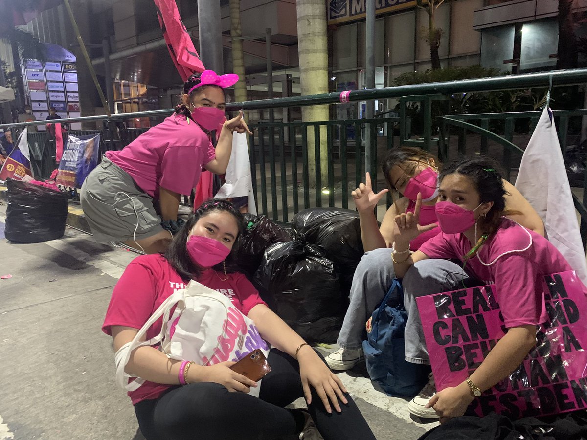 abbieduazo_'s tweet photo. “Mga basura for Leni” HAHAHAHAHAHAHA I LABYU FWENDS

#PasigLaban #PasigIsPink https://t.co/PkMI7tbkrO