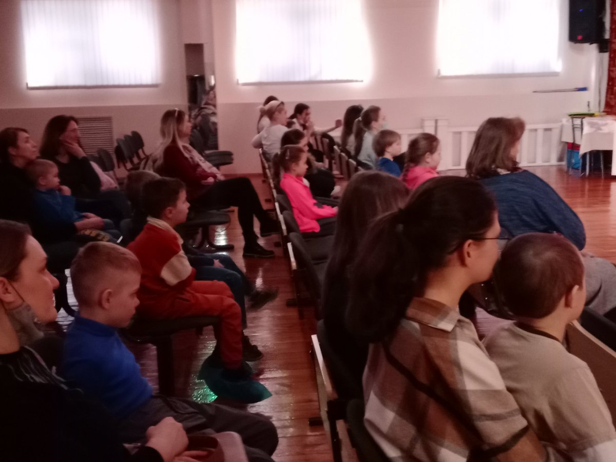 Сегодня, молодёжный театр "Вокзал" #мбушкола93 дал открытую репетицию спектакля по пьесе Сергея Ильницкого "Три золотых зерна". В спектакле заняты ученики 5 - 9 классов. Прогон удался. Оказался твёрдым и динамичным.  Ждём премьеры!!! #планета93 #мбушкола93