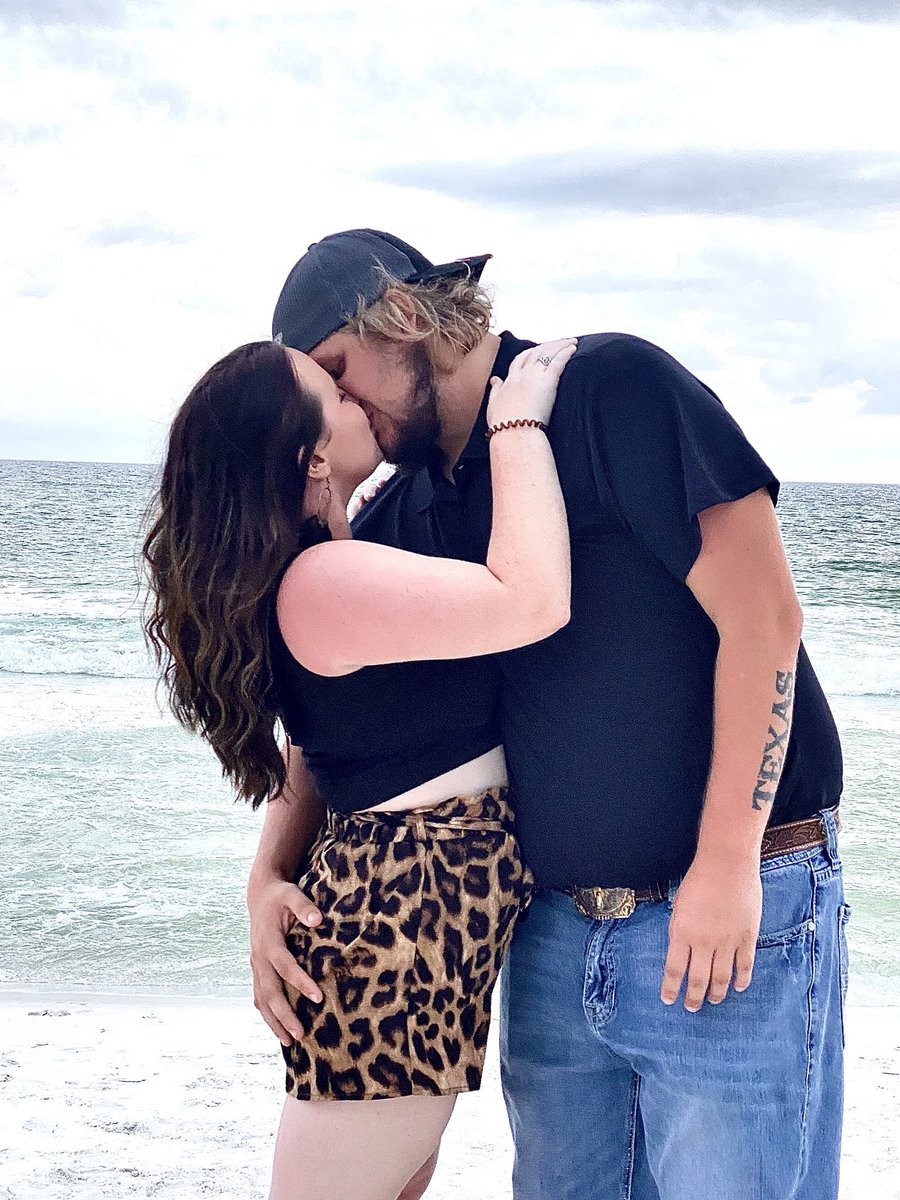williamslaurae's tweet photo. ITS MY FAVORITE PERSONS BIRTHDAYYYYYYYYY!!!! I love you so much. Thanks for all the laughs and pushing me to be better, you mean the world to me.  i can’t wait to see what you do with 21!!!❤️❤️ @Big_Sean88 https://t.co/axleGUdjgT
