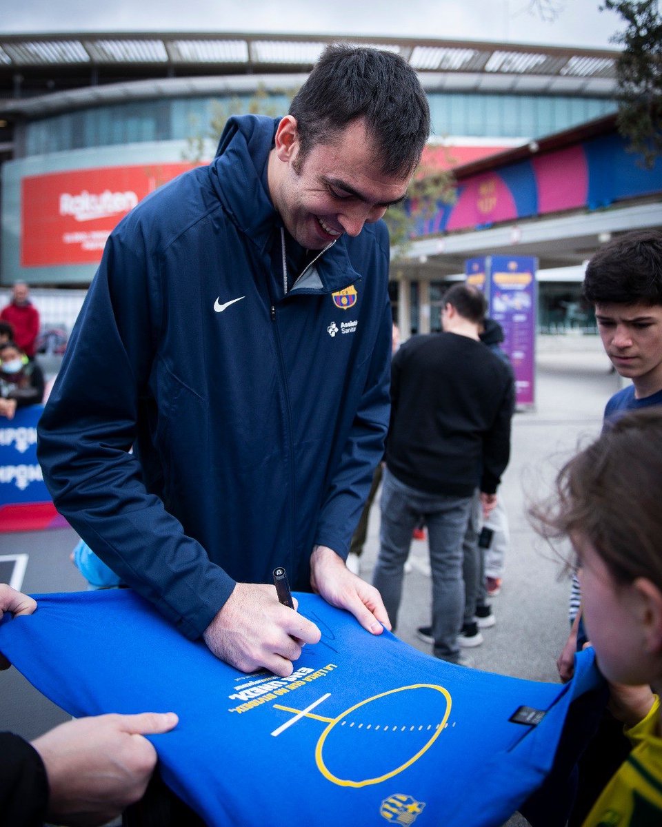 FCBbasket's tweet photo. 🏀👏 Pierre Oriola i Bruna Vilamala entreguen els premis dels tornejos 3x3 femenins de bàsquet i futbol

👉 https://t.co/8IZIEt8PgV https://t.co/Ld3RJjDOa1