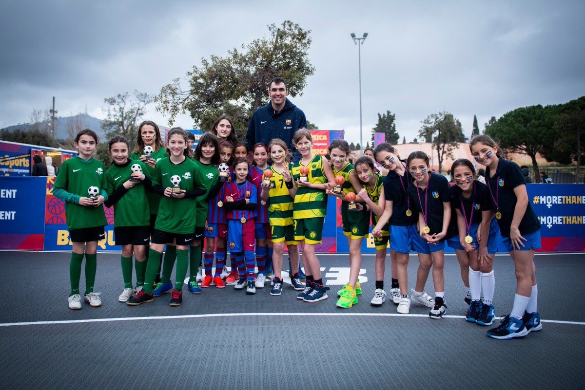 FCBbasket's tweet photo. 🏀👏 Pierre Oriola i Bruna Vilamala entreguen els premis dels tornejos 3x3 femenins de bàsquet i futbol

👉 https://t.co/8IZIEt8PgV https://t.co/Ld3RJjDOa1