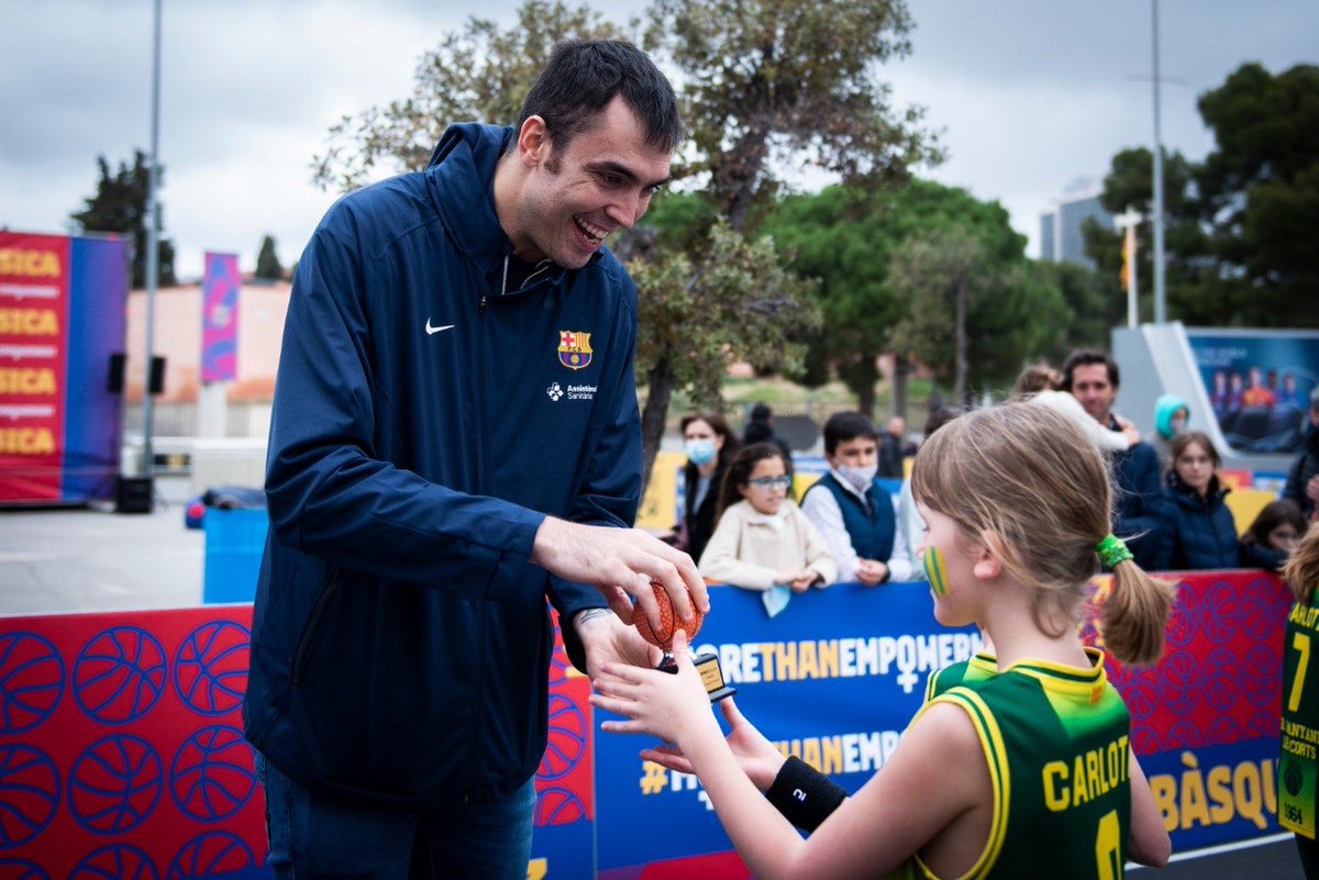 FCBbasket's tweet photo. 🏀👏 Pierre Oriola i Bruna Vilamala entreguen els premis dels tornejos 3x3 femenins de bàsquet i futbol

👉 https://t.co/8IZIEt8PgV https://t.co/Ld3RJjDOa1