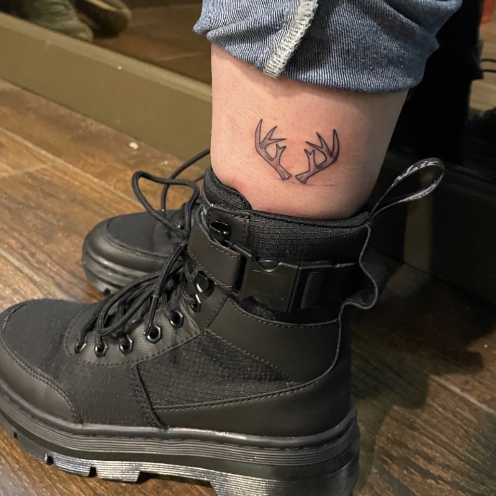 S0PH_TITLED's tweet photo. ✨i’m vibin’ , vibin’✨

i loved the outside mv so much that i had to get ned’s antlers tattooed immediately!💖thank you for creating music and a world that i can get lost in💙 i can’t wait to see where the story goes next <{•.•}>

@tylerrjoseph @joshuadun @twentyonepilots https://t.co/GpprjewI0q