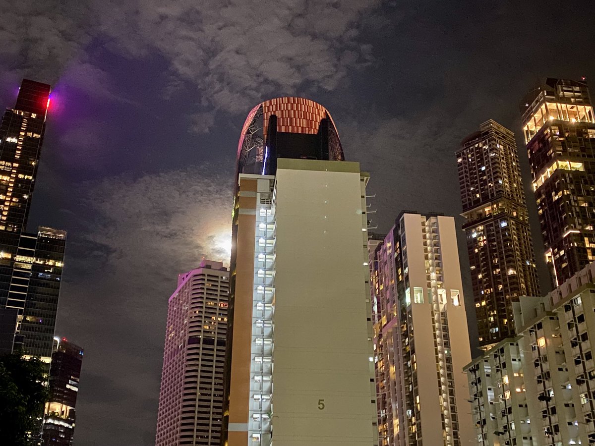 chrislaing's tweet photo. Good night Singapore. 🌝 🇸🇬 #SingStyle https://t.co/GjLfjhuroS